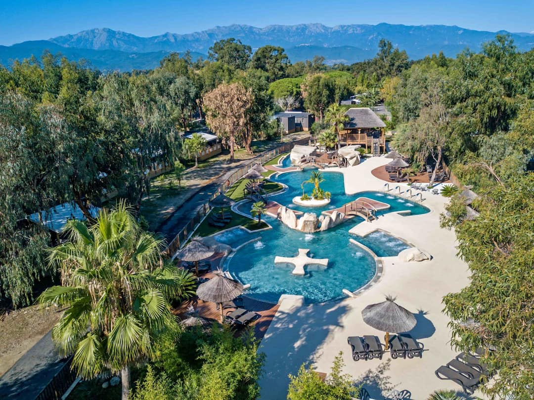 Grande piscine collective Grande piscine collective