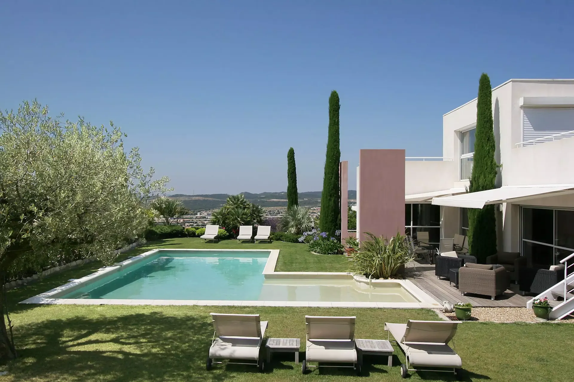 piscine-dans-un-angle