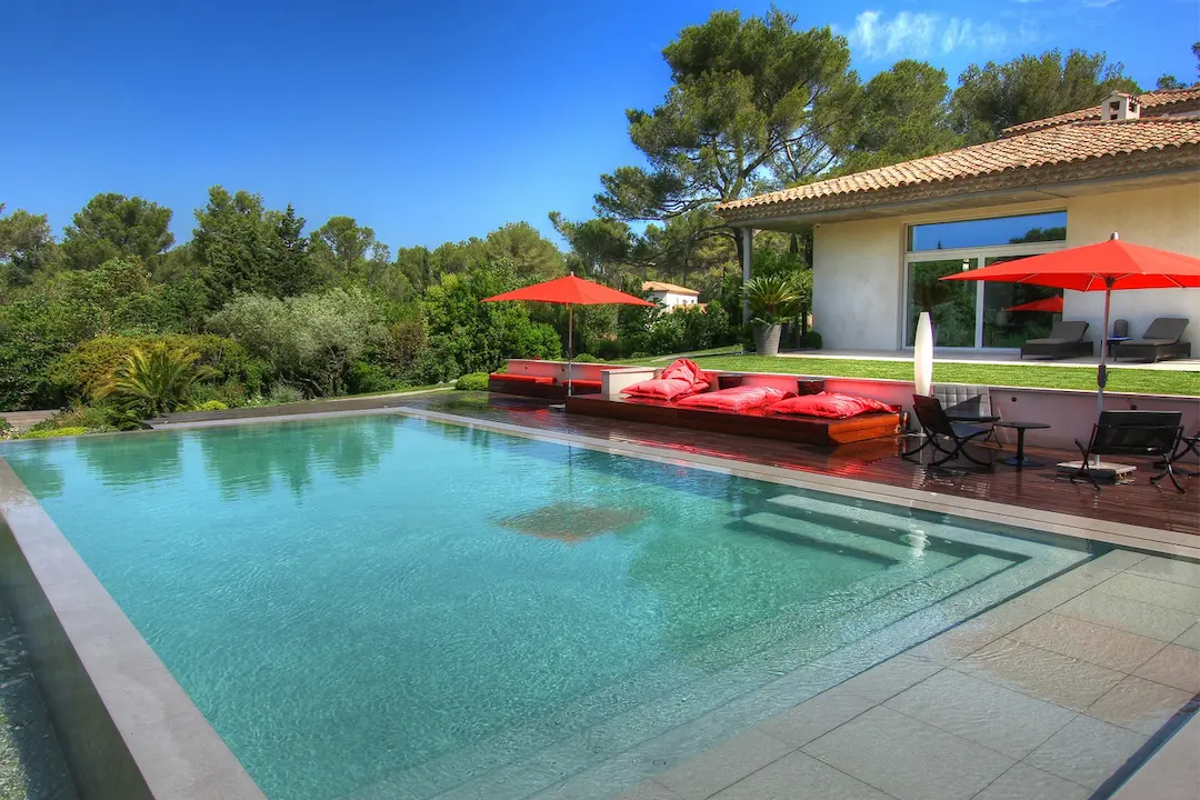 Piscine béton armé avec transat 