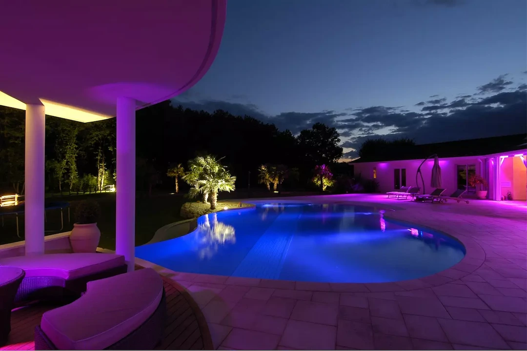 Piscine de nuit décorée pour noël