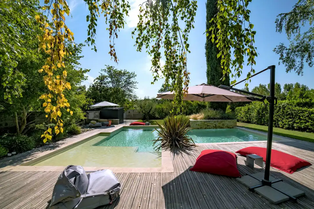 Bassin creusée géométrique avec plage immegée