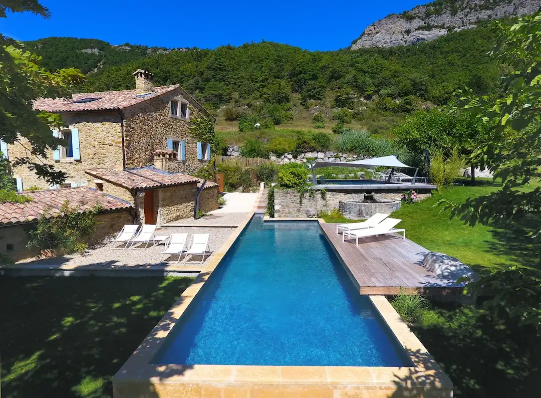 Piscine creusée rectangulaire avec escalier