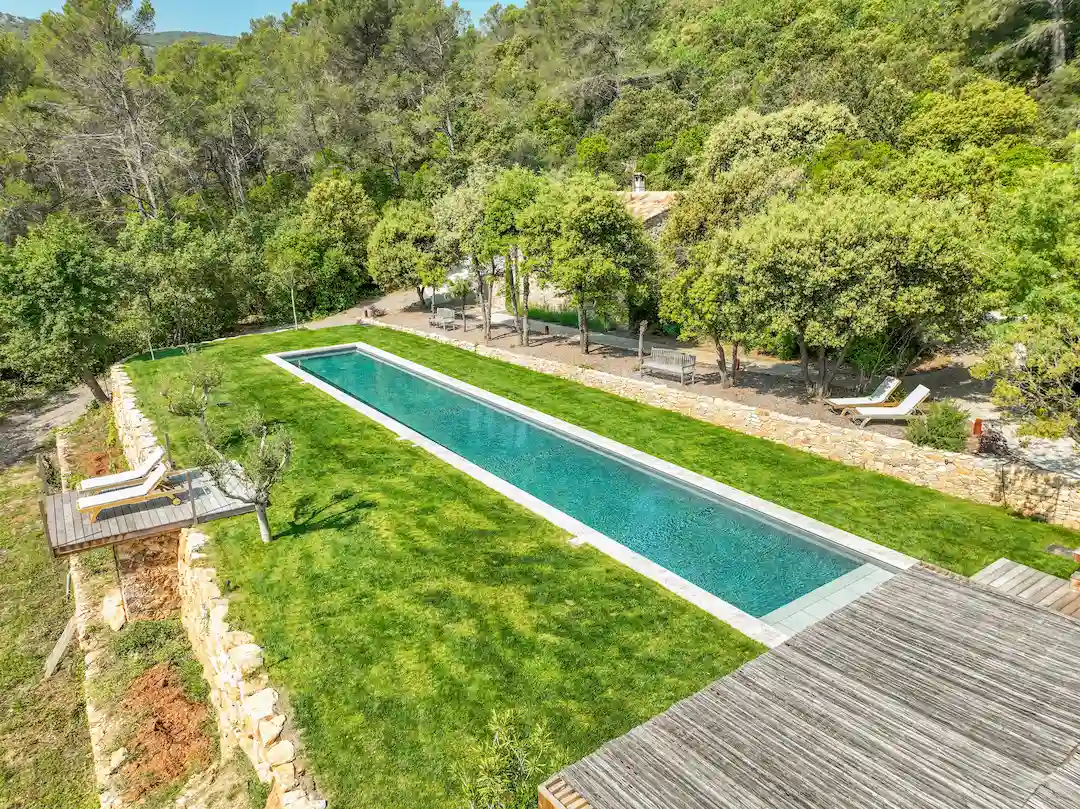 Piscine couloir de nage creusée