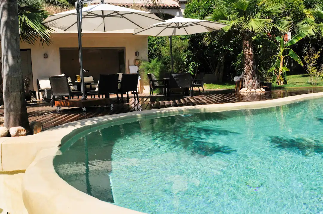 Piscine effet lagon avec débordement