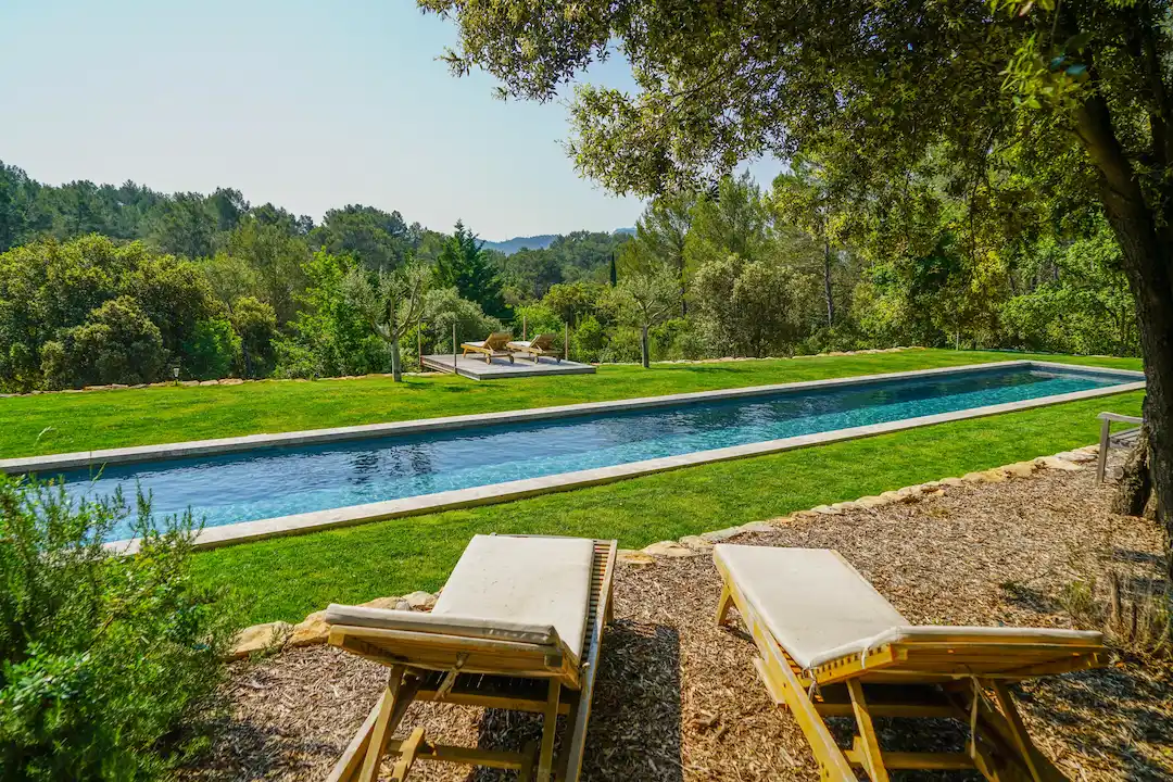 Long couloir de nage enterrée