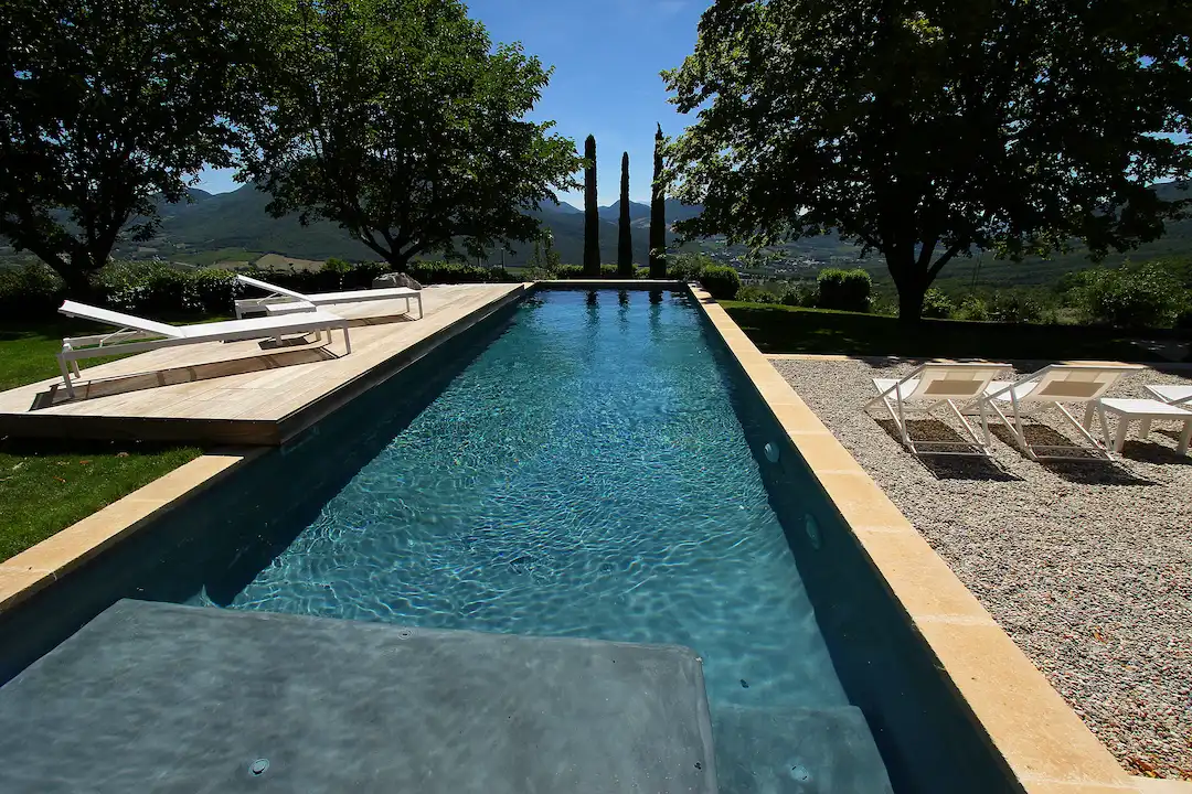 Longue piscine rectangulaire avec plage immergée