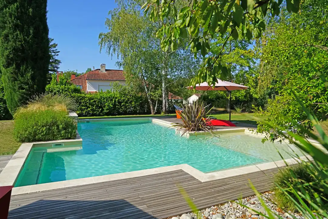 Piscine creusée géométrique