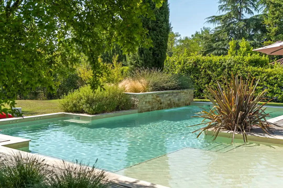 Piscine creusée géométrique avec eau saine