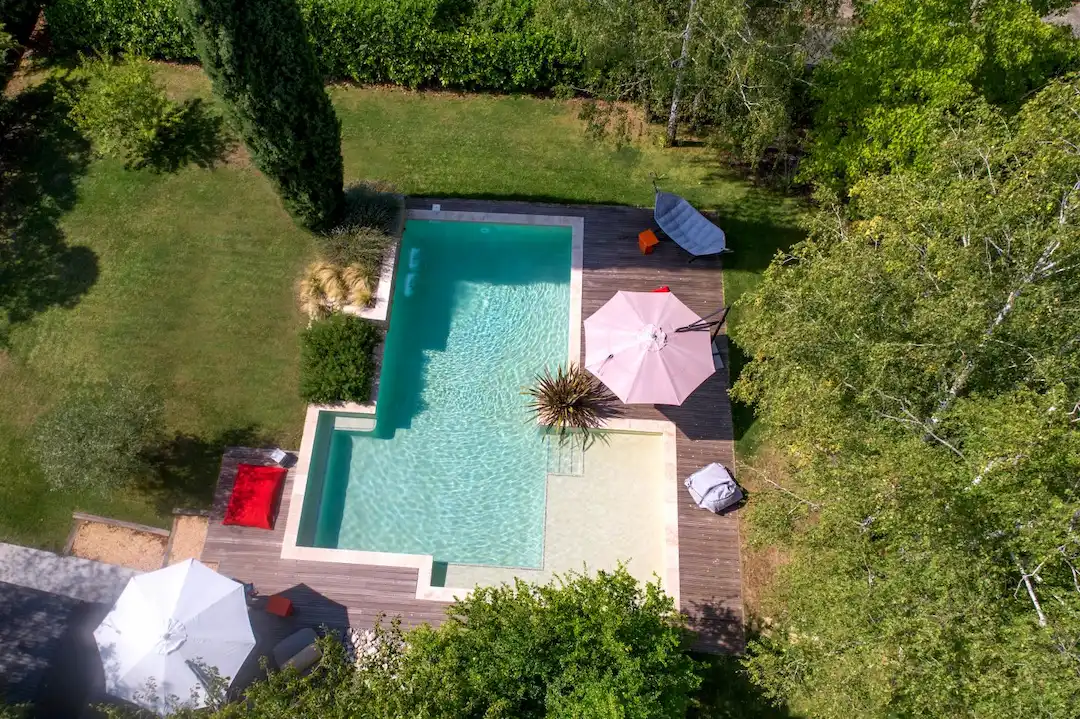 Piscine géométrique pour maison d'hôte