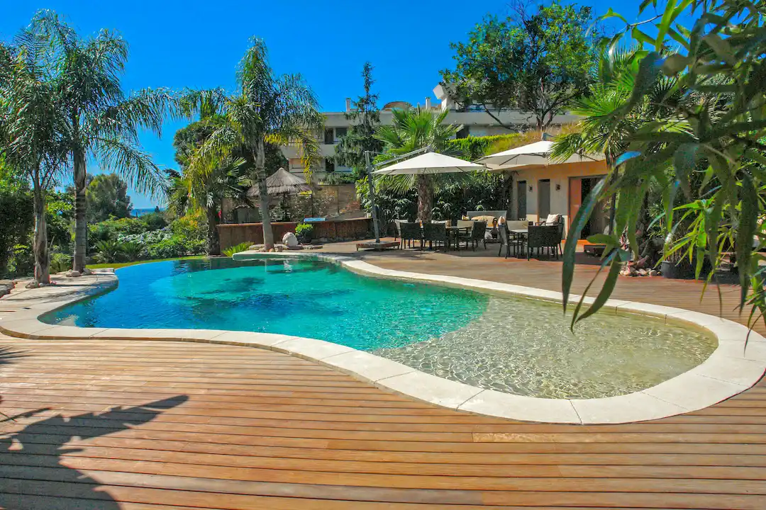 Piscine lagon forme libre en béton armé