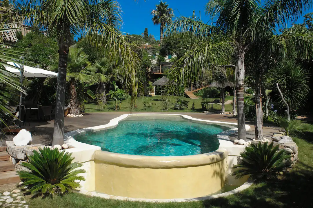 Piscine lagon à débordement