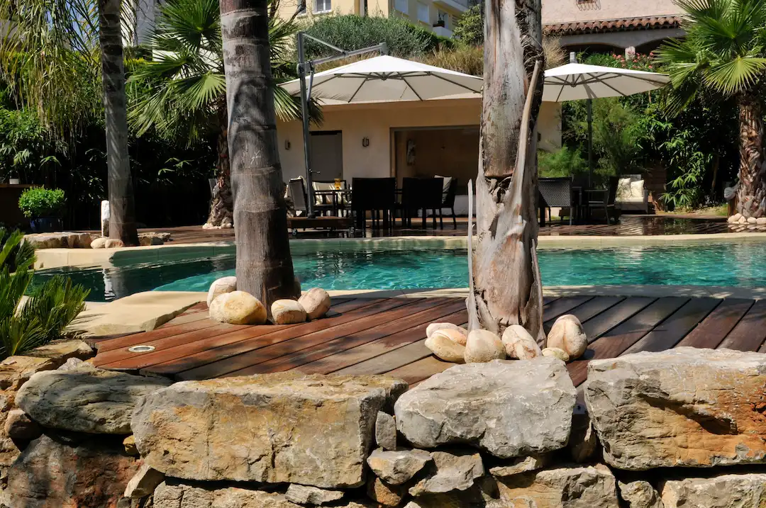 Piscine lagon pour maison d'hôte