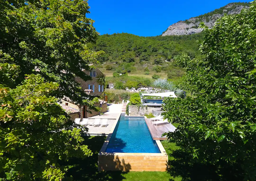 Piscine semi enterrée rectangulaire en béton armé