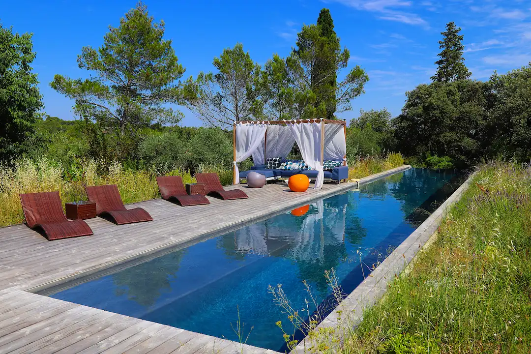 Piscine creusée couloir de nage avec plage en bois