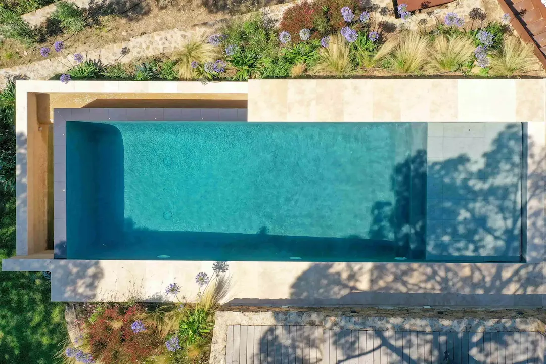 Piscine rectangulaire avec débordement revêtement marbre de carrare