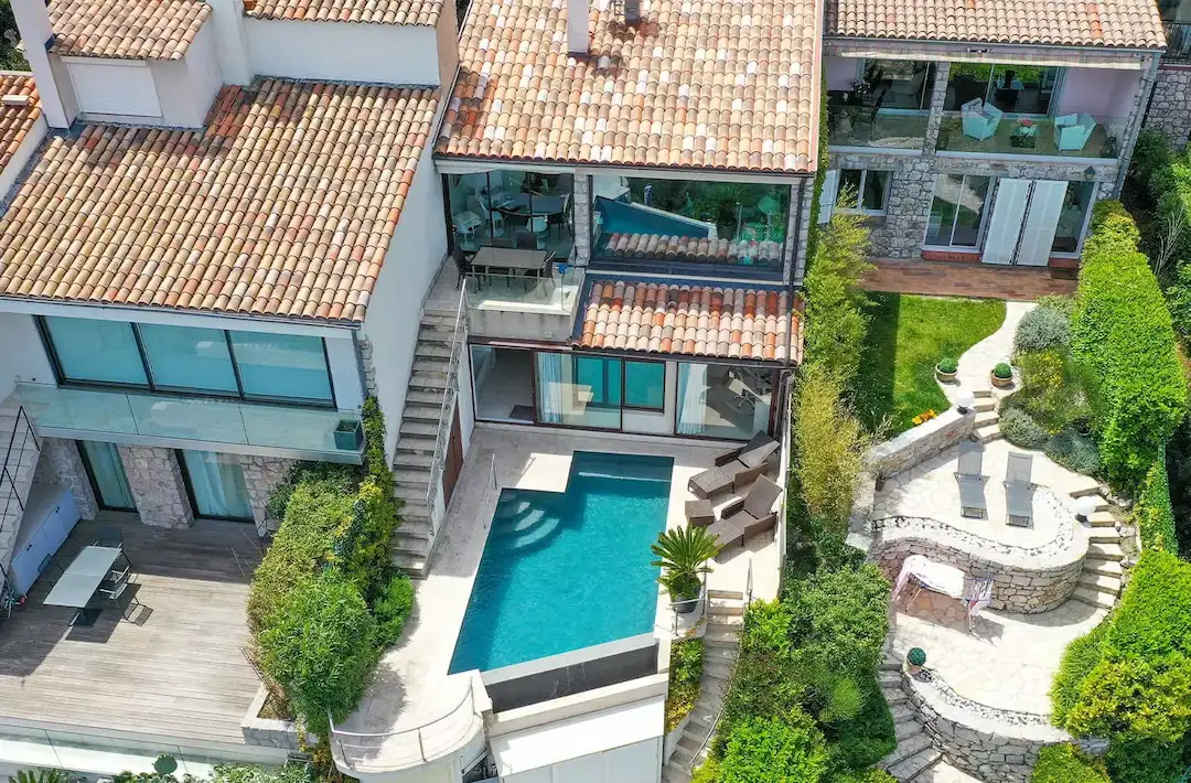 Mini piscine béton avec débordement difficile d'accès