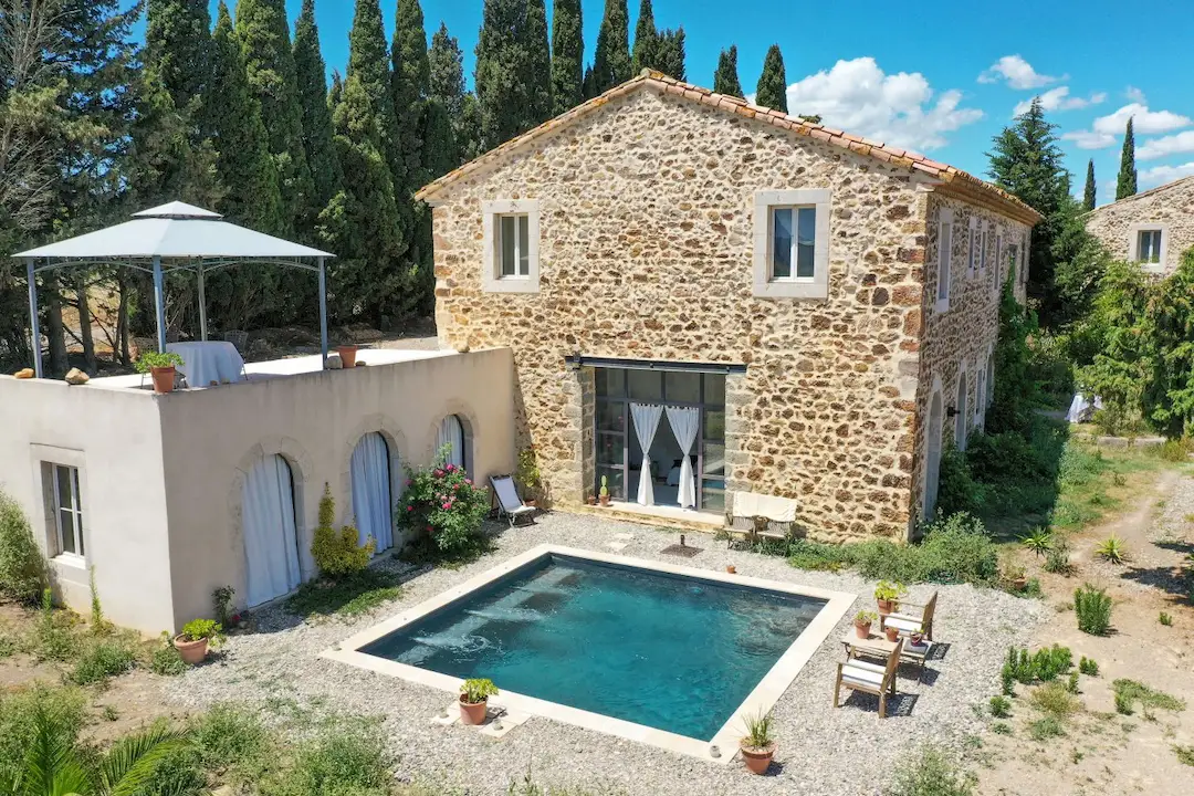 Piscine de forme carrée creusée 
