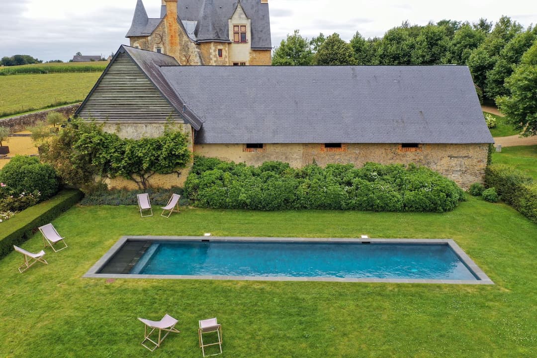 Piscine pré-dessinée EUROPA avec mur de rehausse et plage immergée.