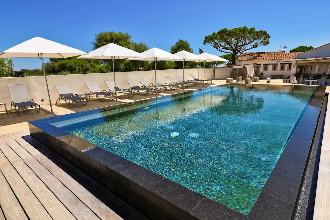 Piscine semi-enterrée avec bords miroir