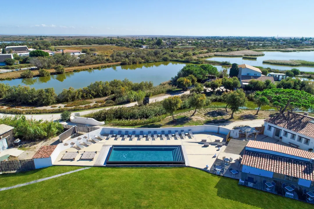 Immersion de la piscine au cœur de la nature camarguaise