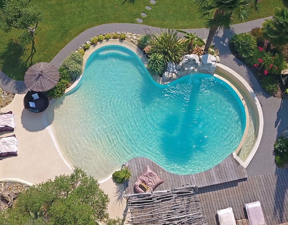 Piscine effet lagon équipée d'espace détente