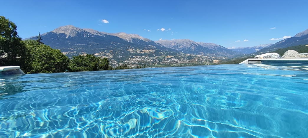 Piscine rectangulaire sur terrain en pente