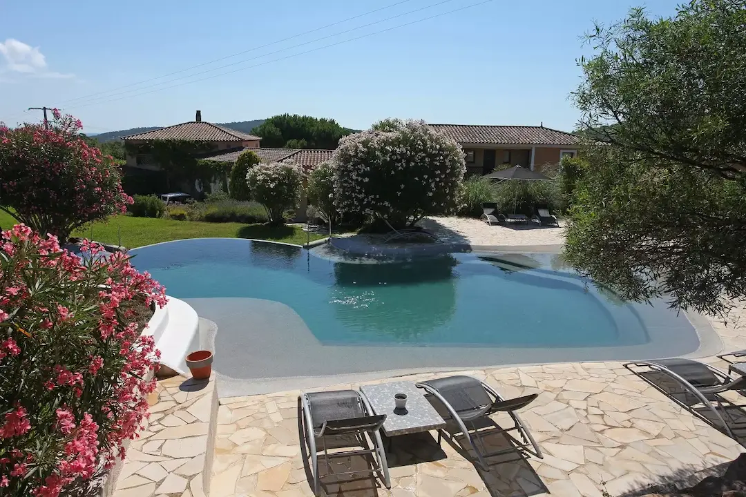 Piscine rectangulaire sur terrain en pente
