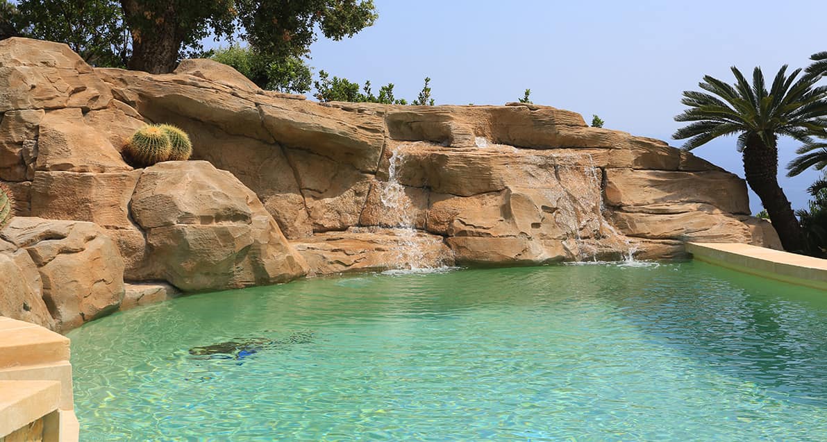 Piscine avec rocher décoratifs cascade