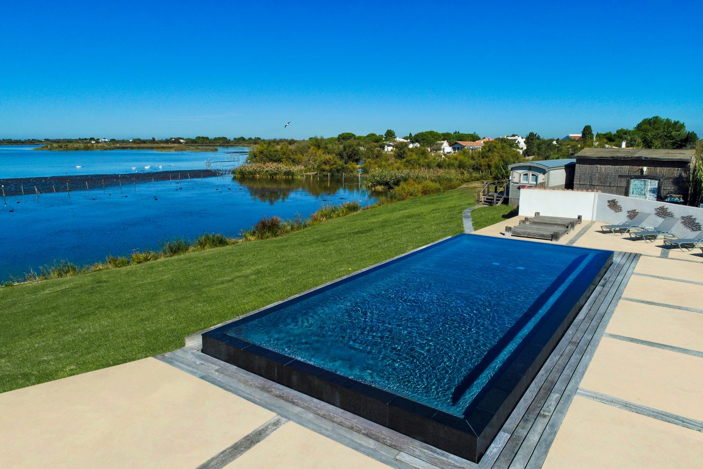 Piscine rectangulaire sur terrain en pente