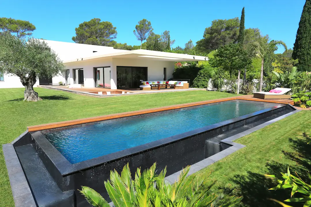 Couloir de nage en béton armé avec débordement