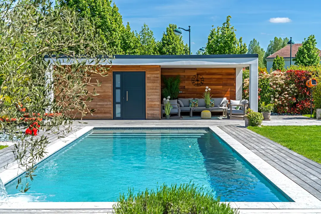 Pool house en bois avec piscine rectangulaire