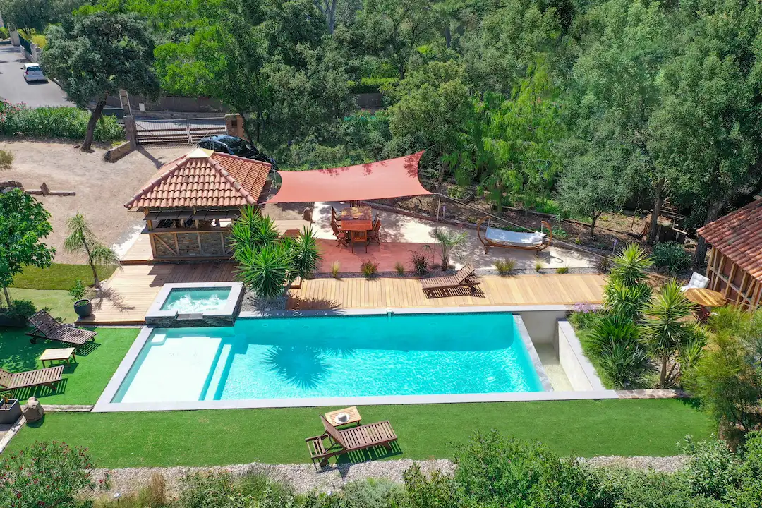 Piscine creusée rectangulaire avec plage immergée et débordement