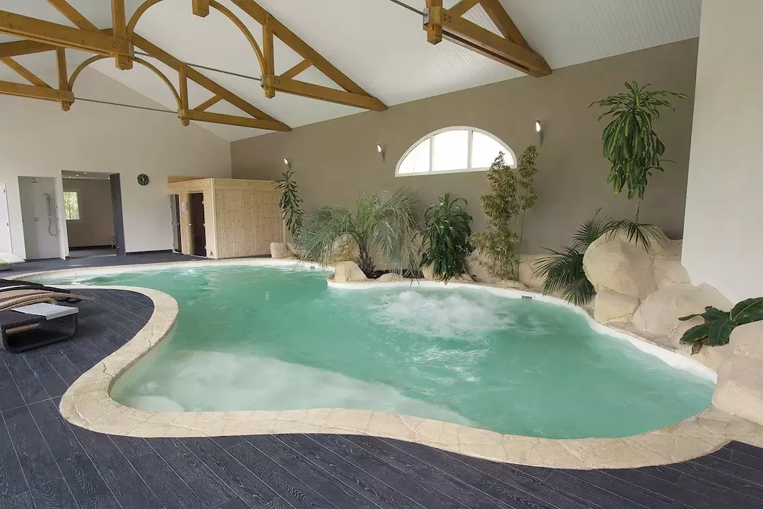 Piscine rectangulaire sur terrain en pente