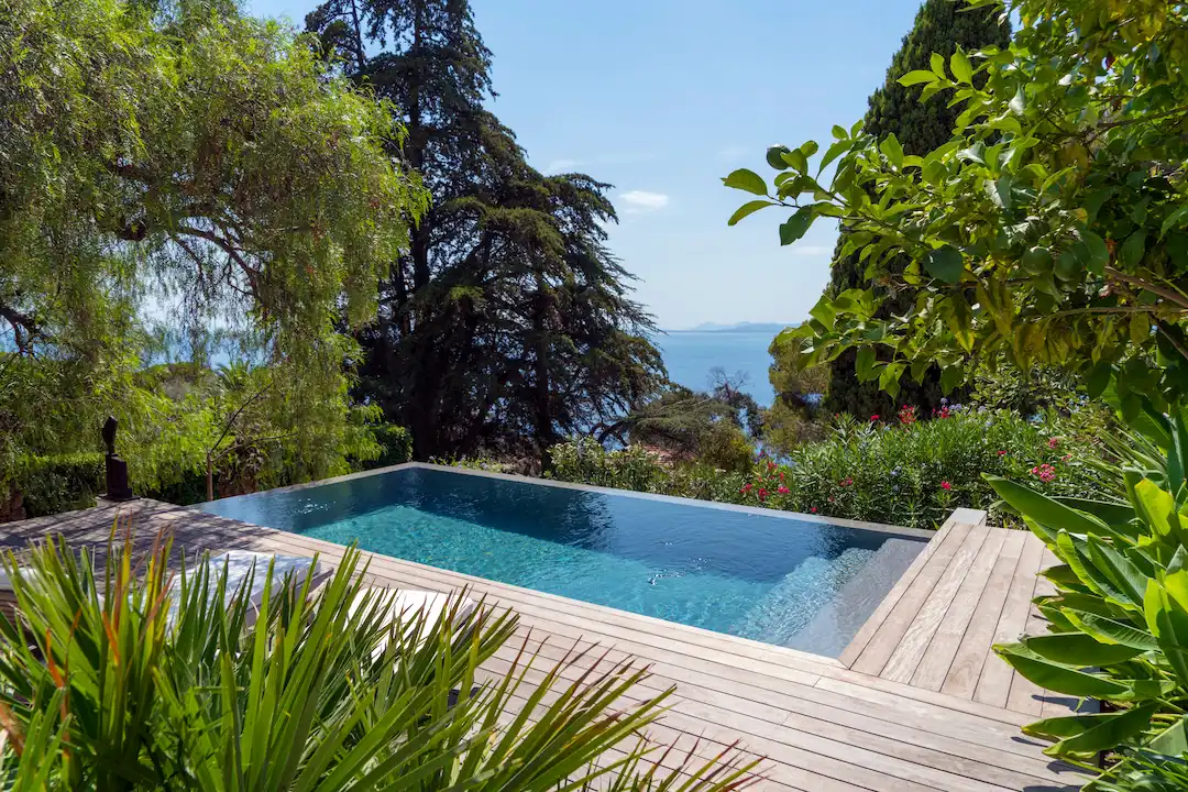 Piscine en béton armé construite sur un garage
