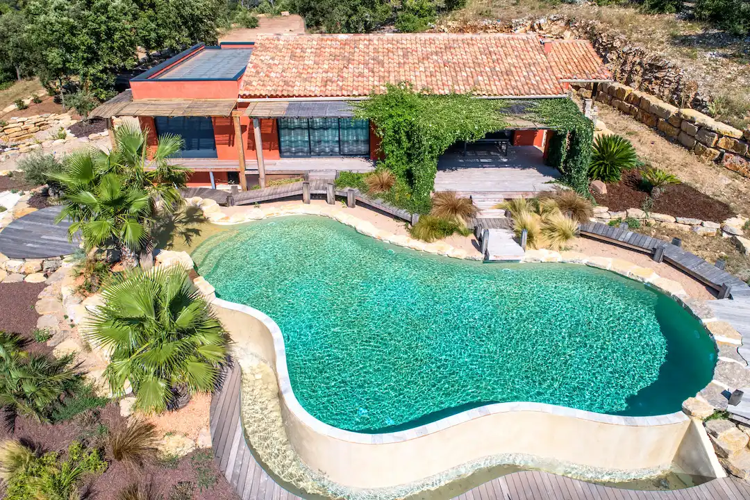 Piscine de forme libre semi enterrée avec débordement