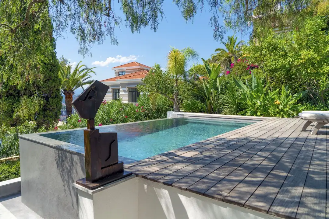 Piscine sur un garage