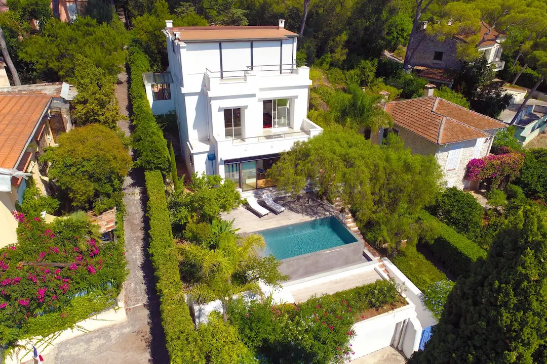 Piscine construite sur un garage : l’audace d’un bassin Diffazur sur mesure 