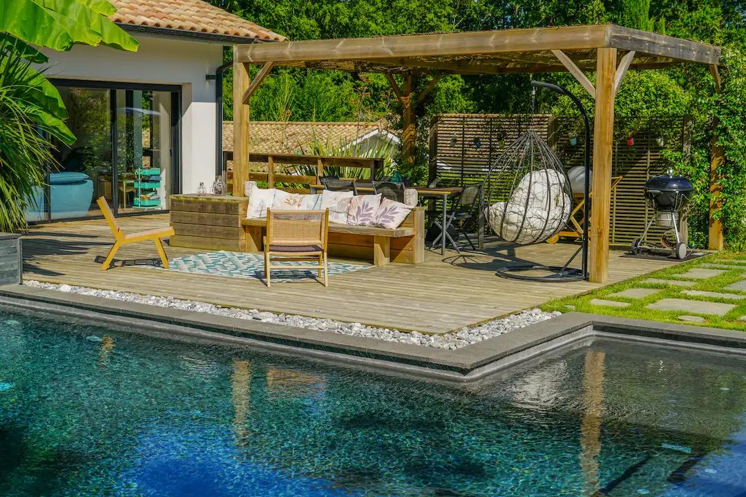 Un pool-house à côté de votre piscine, oui… mais comment bien le concevoir ?