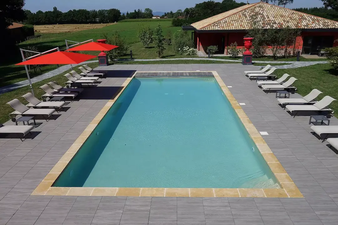 Piscine rectangulaire sur terrain en pente