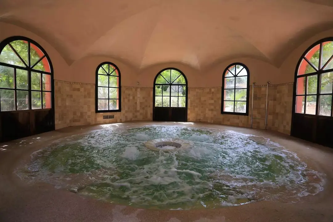 Piscine rectangulaire sur terrain en pente