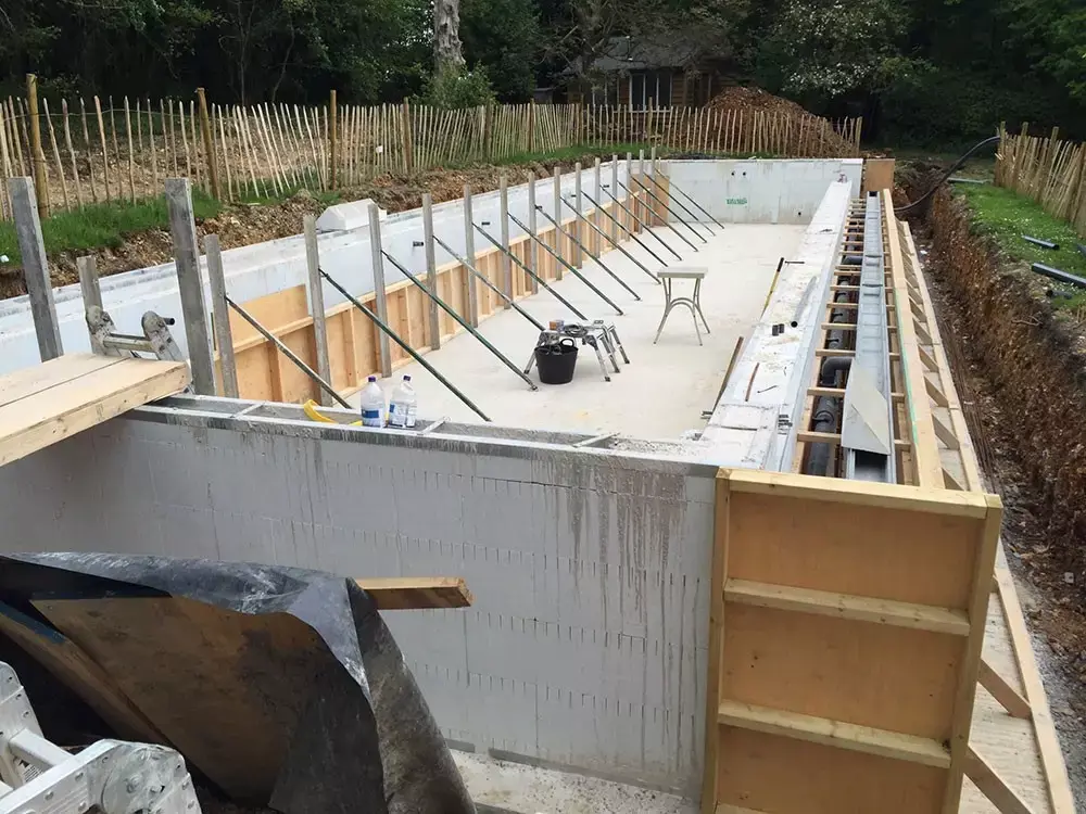 Piscine beton en coffrage
