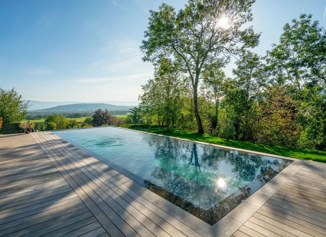 Piscine rectangulaire avec bords miroirs