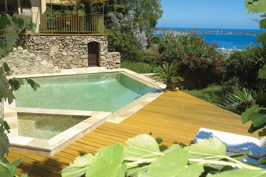 Mini piscine et spa avec vue sur mer