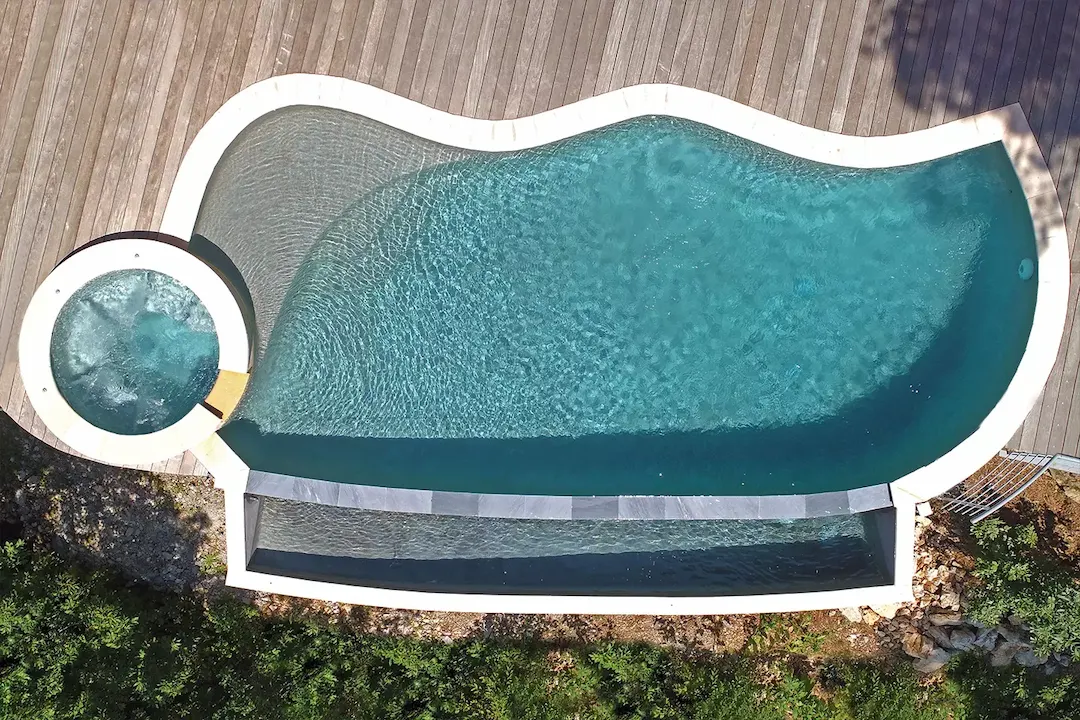 Piscine de forme libre avec spa intégré