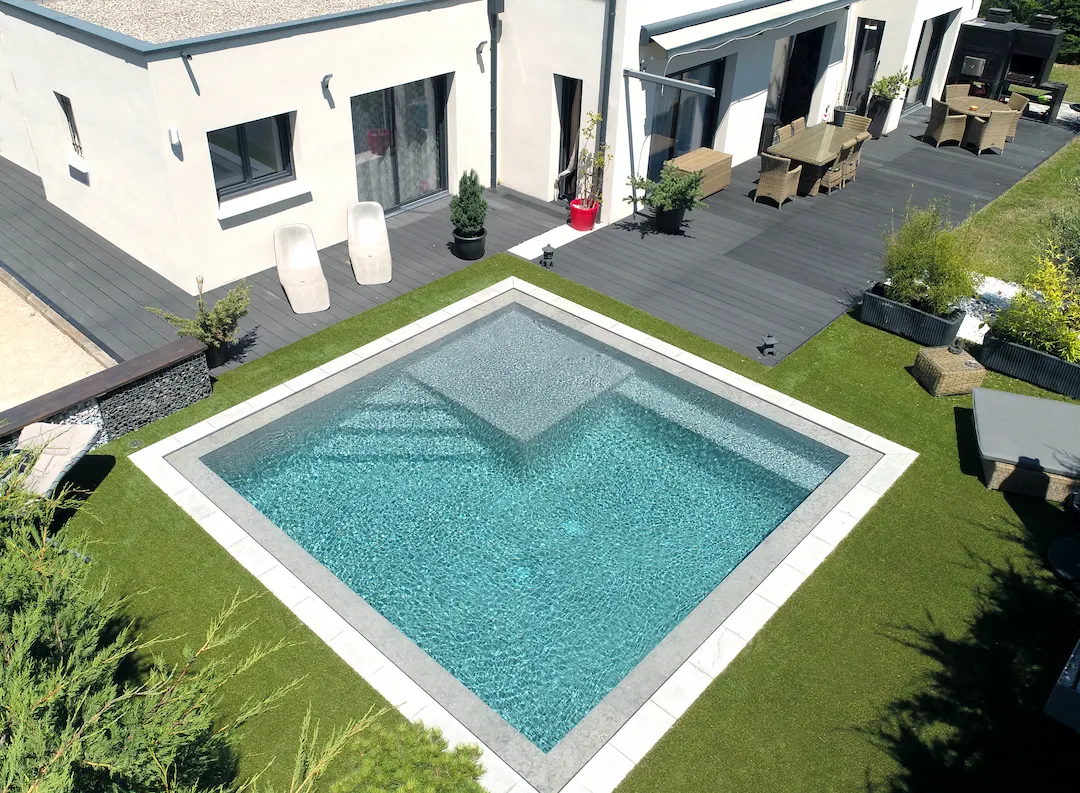 Piscine carrée creusée