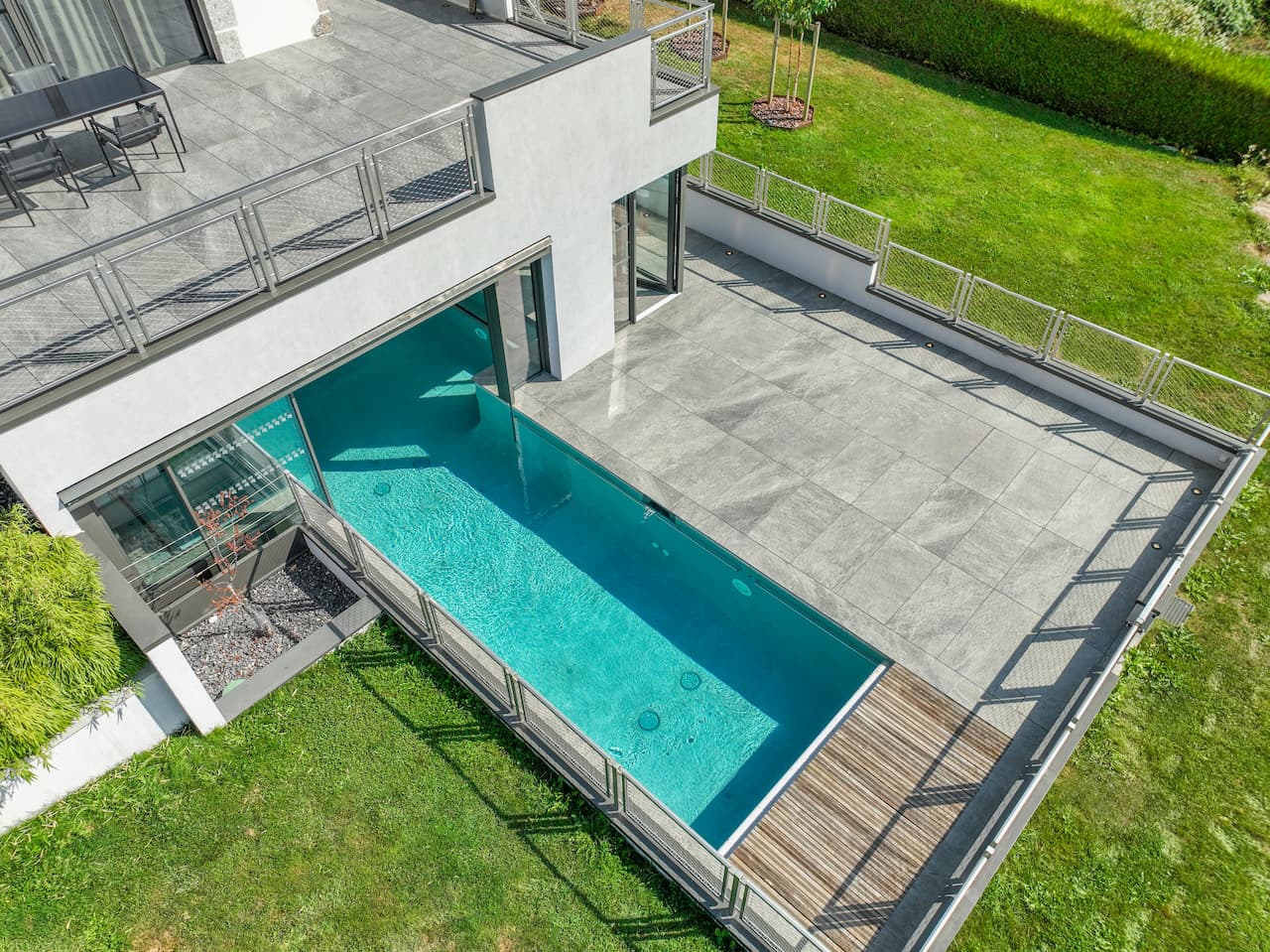 Piscine Interieur Et Exterieur