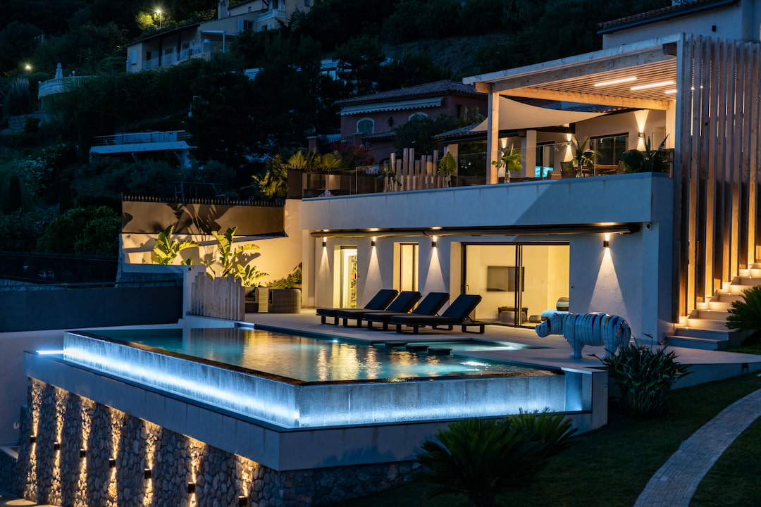 Piscine à débordement béton