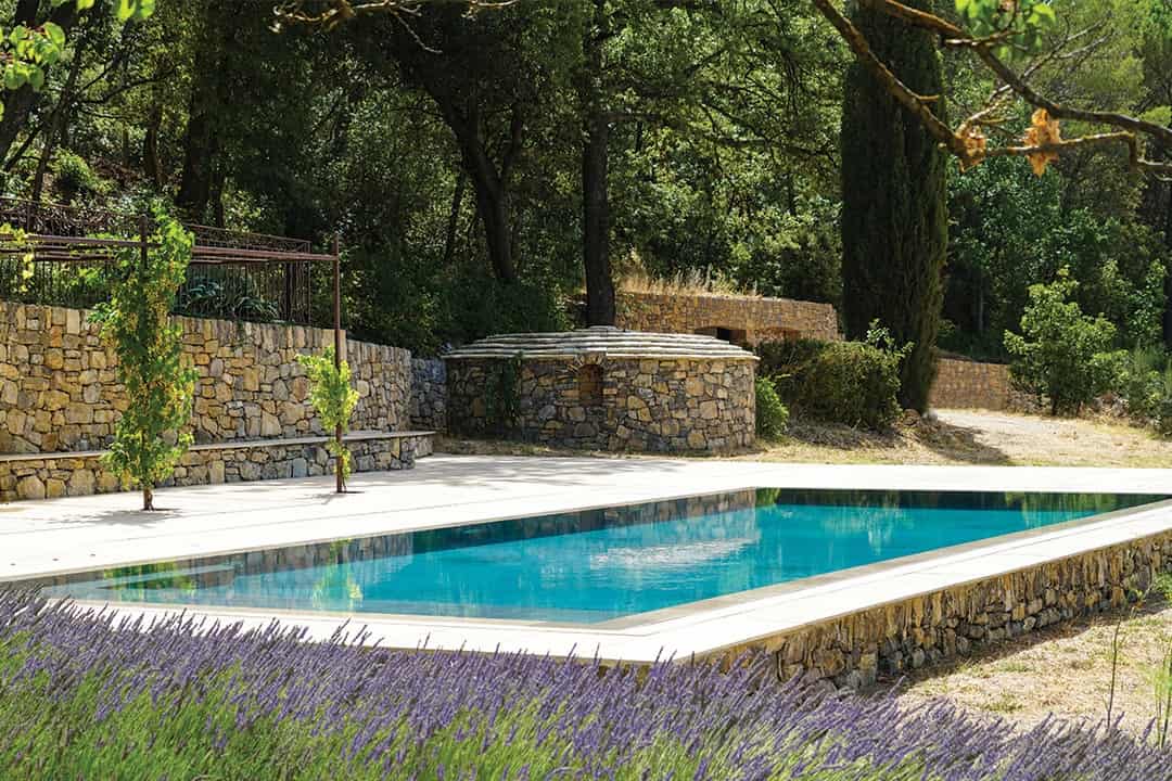 Piscine semi enterrée avec mur en rocher