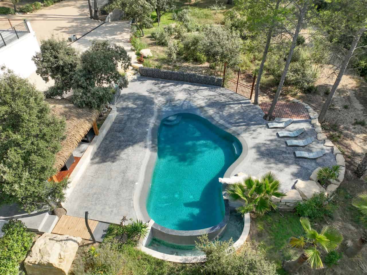 Piscine de forme libre à débordement