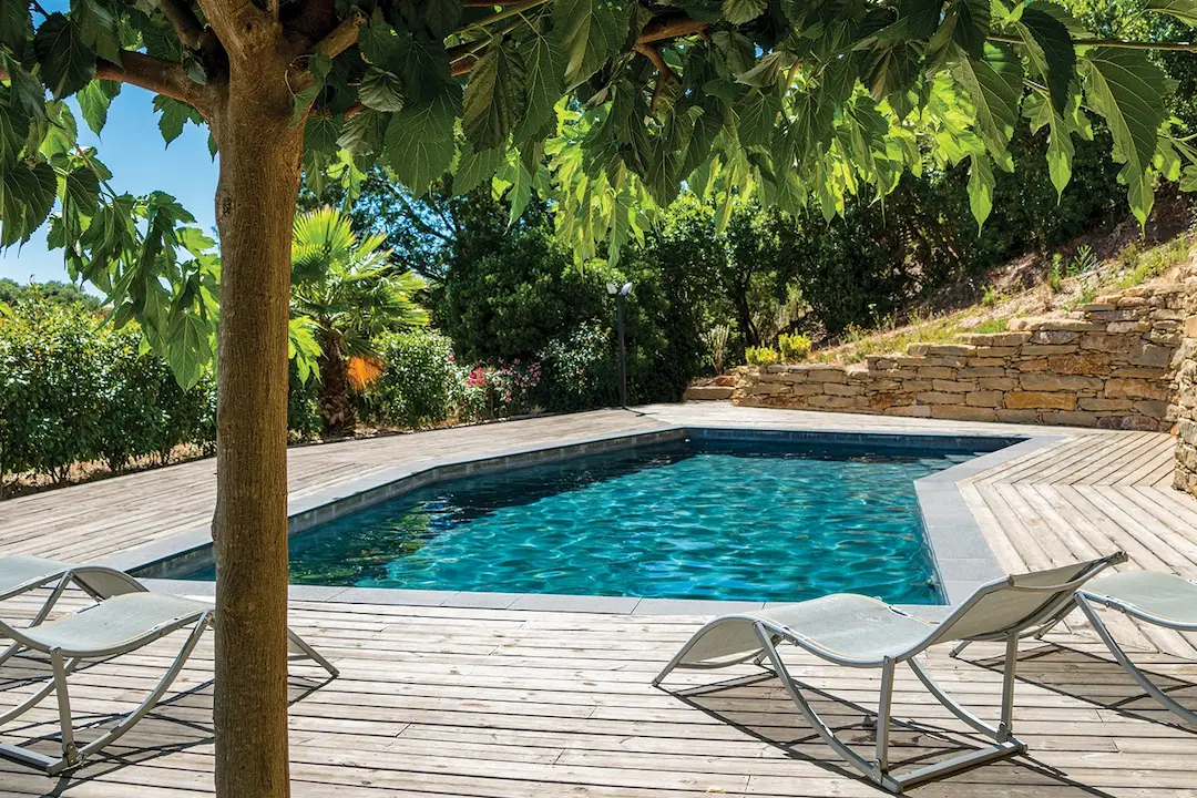 Piscine dans le sol de forme géométrique